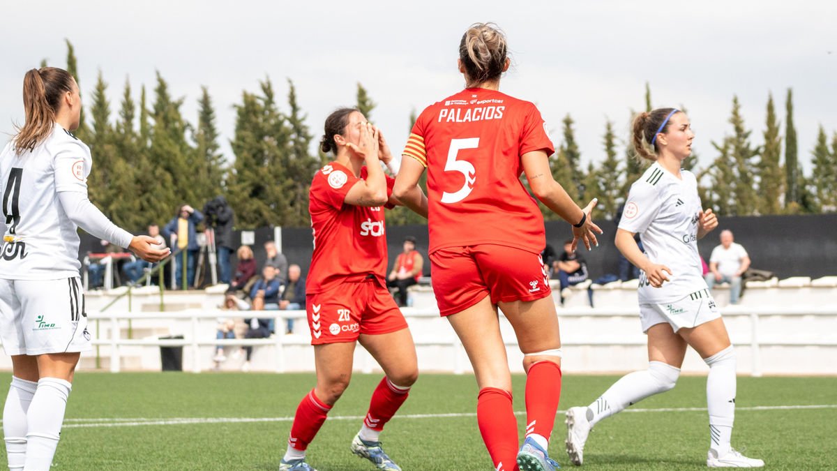 Gestera i Palacios es lamenten després que la de Santander rematés fora una centrada lateral. - PAU PASCUAL PRAT