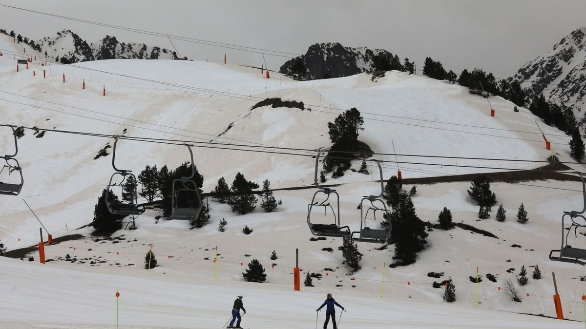 Las pistas de Baqueira-Beret, con polvo sahariano cubriendo parte de la nieve, ayer. - EDGAR ALDANA