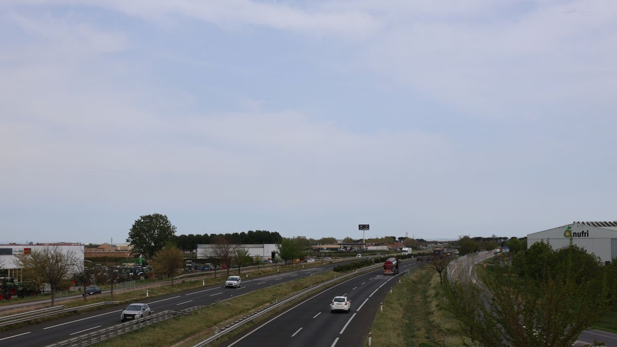 Imagen de la A-2 desde el puente que cruza la autovía con vistas al punto donde se hará la pasarela. - JOAN GÓMEZ