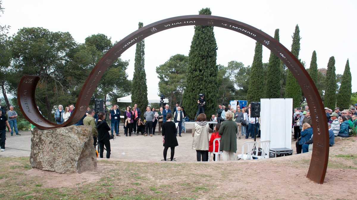 La nueva escultura luce en el parque de Sant Eloi de Tàrrega, cerca del paseo central y justo al lado del ventanal gótico. - JAUME SOLÉ