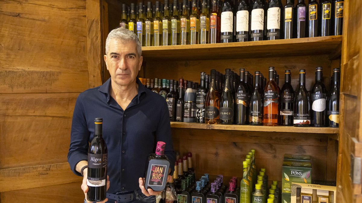 Eduard Pons mostra vi i oli que comercialitza la companyia. - JORDI ECHEVARRIA
