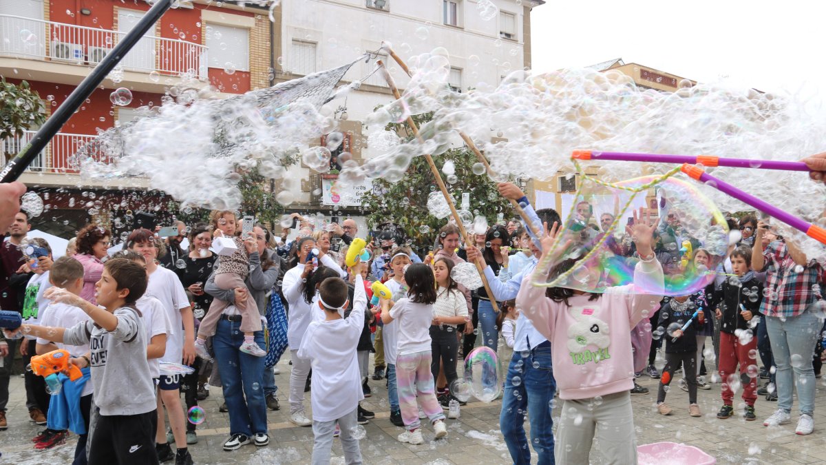 Infants fent bombolles en el marc de l'Ensabonada de la 16a Fira Net de Montgai