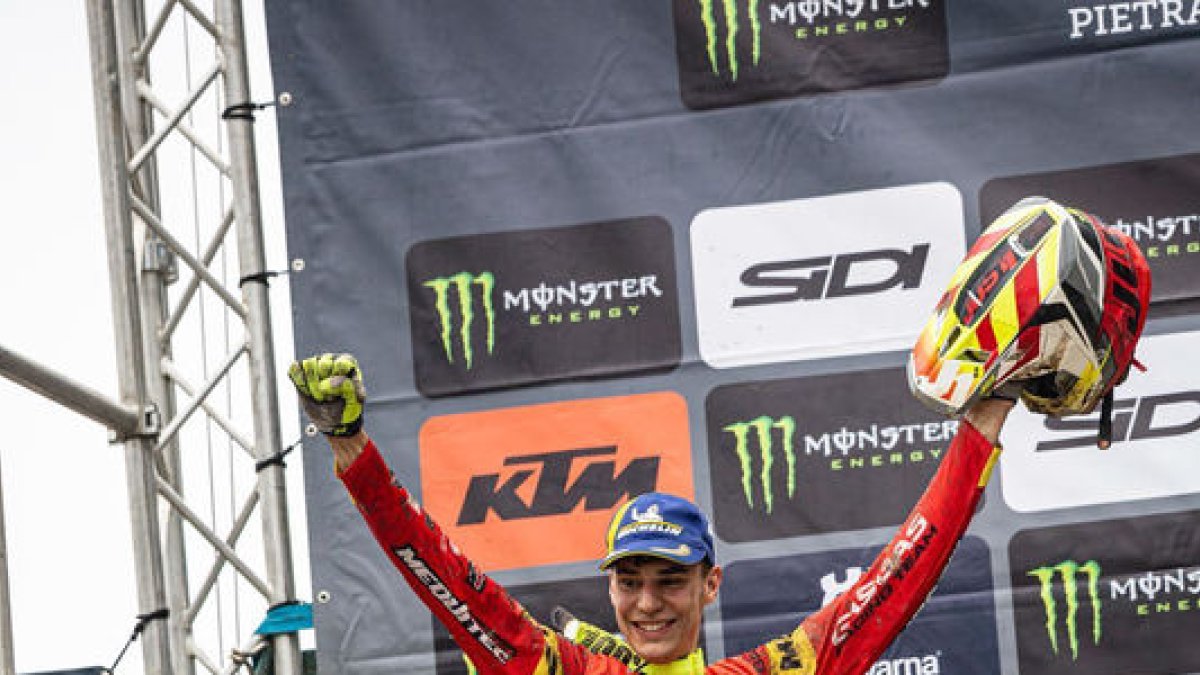 Adrià Monné festeja su primer podio internacional.