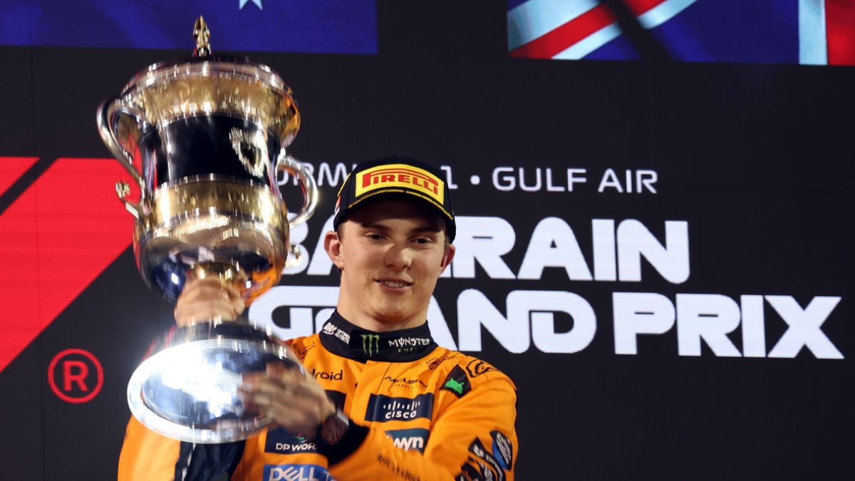 El australiano Oscar Piastri (McLaren) celebra la victoria en el Gran Premio de Baréin. - EFE