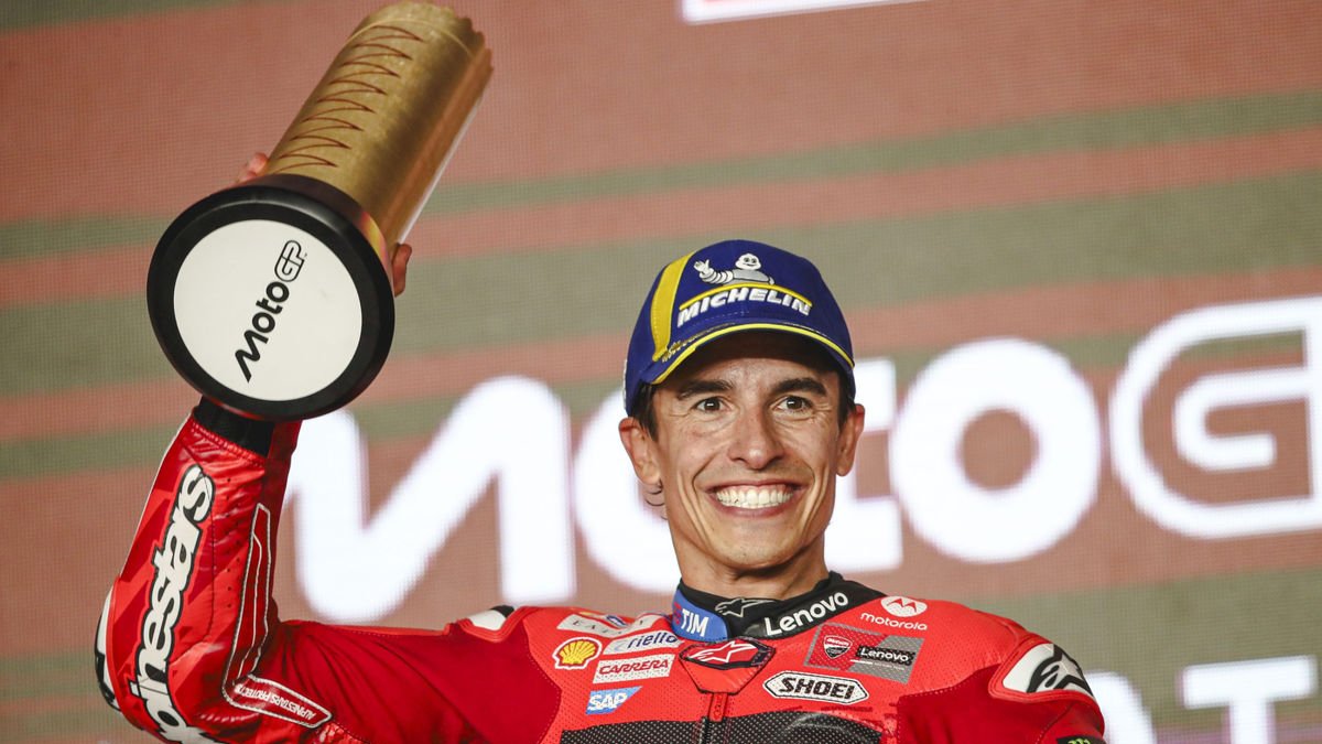 Marc, flanqueado por Viñales, que fue penalizado, y Bagnaia. - GRESINI