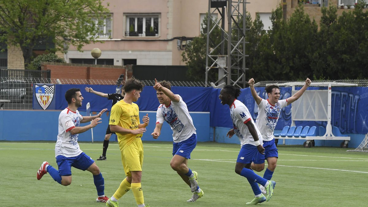 Miquel Graells celebra el 3-0 amb Porta i Lamin i assenyala cap a la zona de banquetes per dedicar el gol al seu germà Jofre. - SANTI IGLESIAS