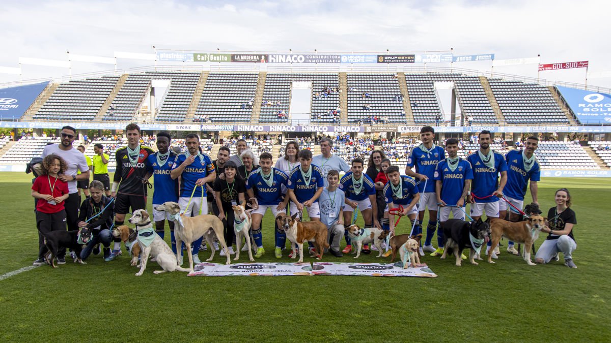 Los jugadores saltaron al campo con perros para conscienciar sobre su adopción. - JORDI ECHEVARRIA