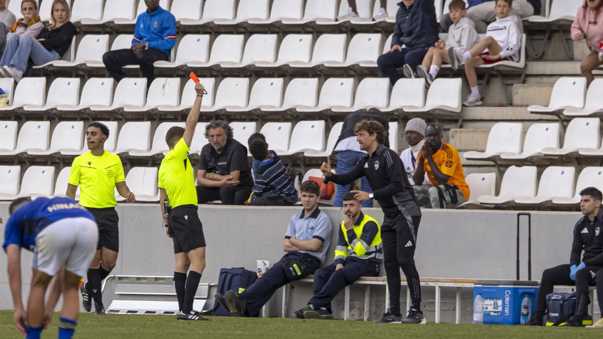 L’àrbitre mostra la cartolina roja a Iñigo Idiakez per les seues protestes a l’assistent. - JORDI ECHEVARRIA