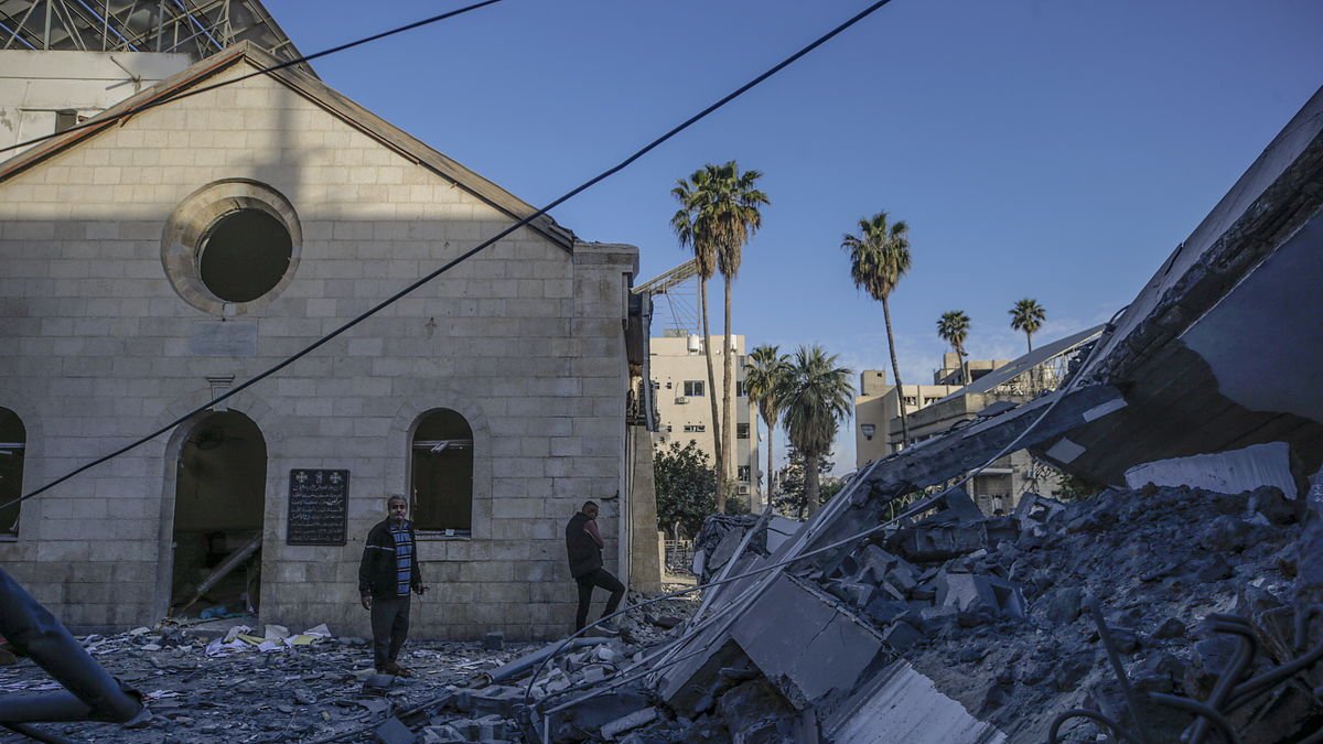 Palestinos inspeccionan el edificio destruido del hospital Al Ahli, conocido como hospital Bautista. - EFE