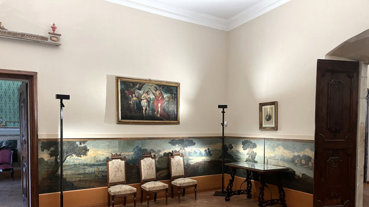 Vista d’una de les sales amb els nous llums de peu amb led. - AJUNTAMENT DE TÀRREGA