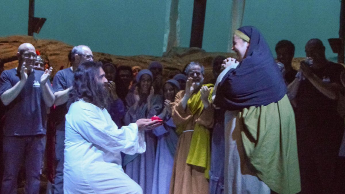 Tres imágenes que muestran cómo fue la pedida de mano tras finalizar la función del pasado sábado. - MIREIA PEIRÓ