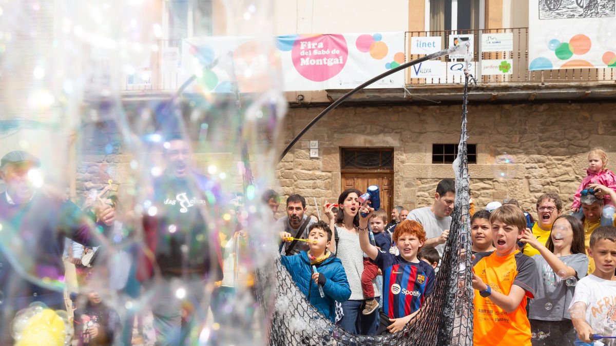 Imagen de pompas hechas con redes en una iniciativa que tuvo lugar ayer al mediodía. - JAVI ENJUANES