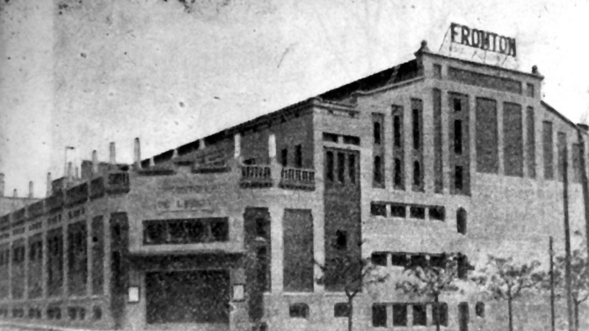 Vista general del Frontón ubicado en General Mola, esquina con Calvo Sotelo.