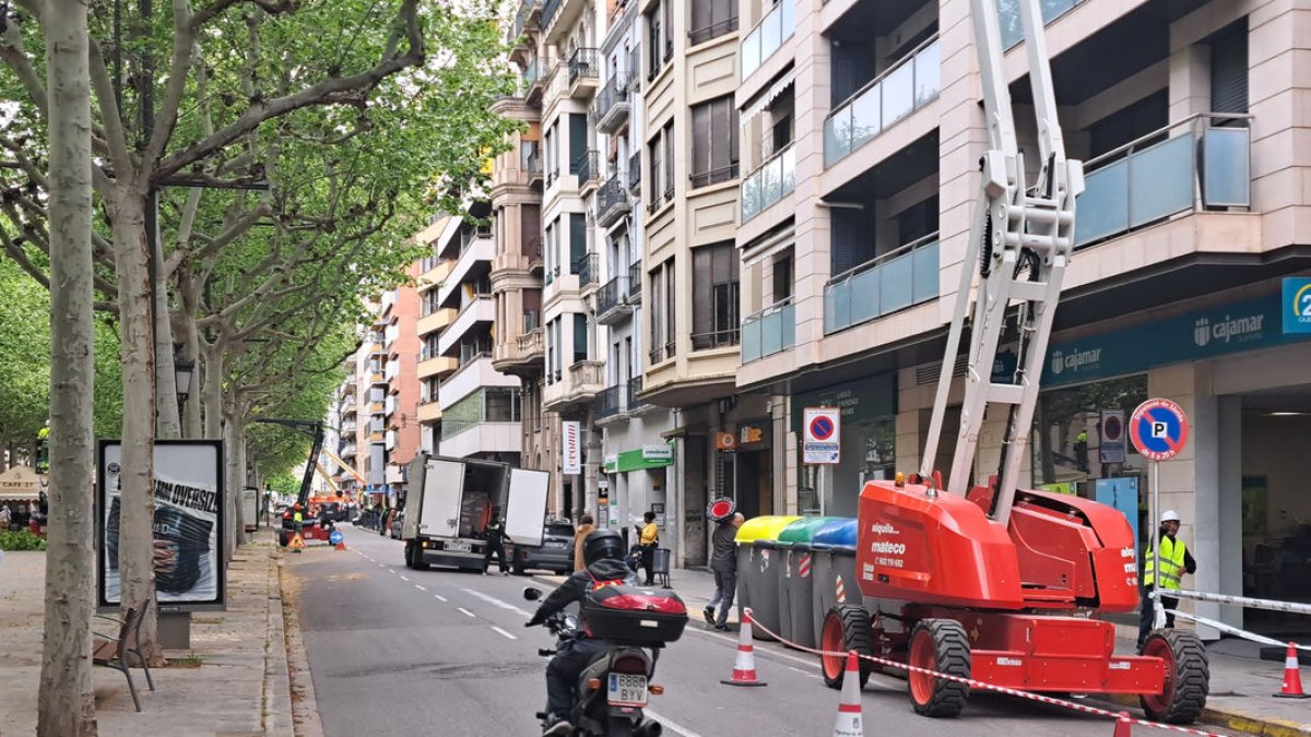 En la calzada hacia la estación había ayer tres grúas trabajando. - SCD