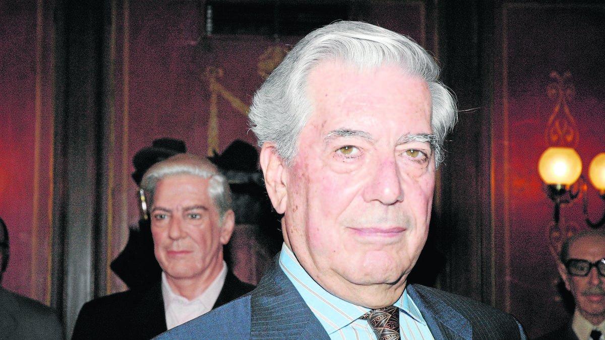 El escritor peruano Mario Vargas Llosa, en una imagen de 2007 junto a su figura en el Museo de Cera. - EUROPA PRESS