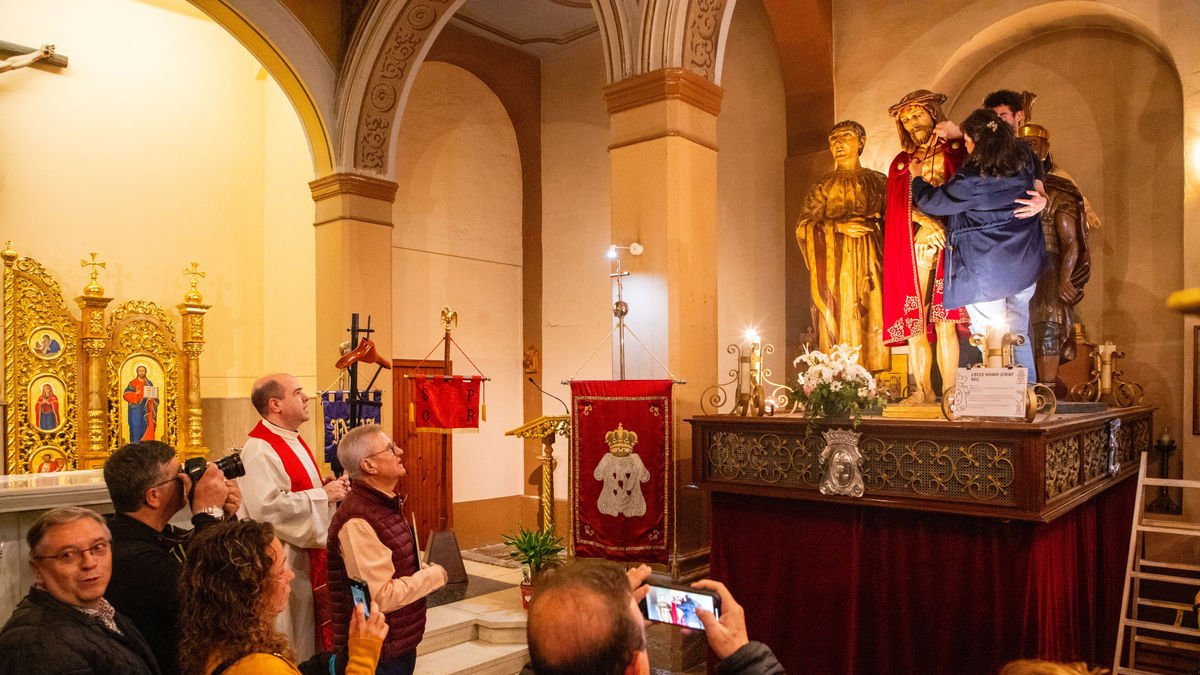 Benedicció de la nova capa de la figura de Crist, ahir a l’església de la Sang. - GERARD HOYAS