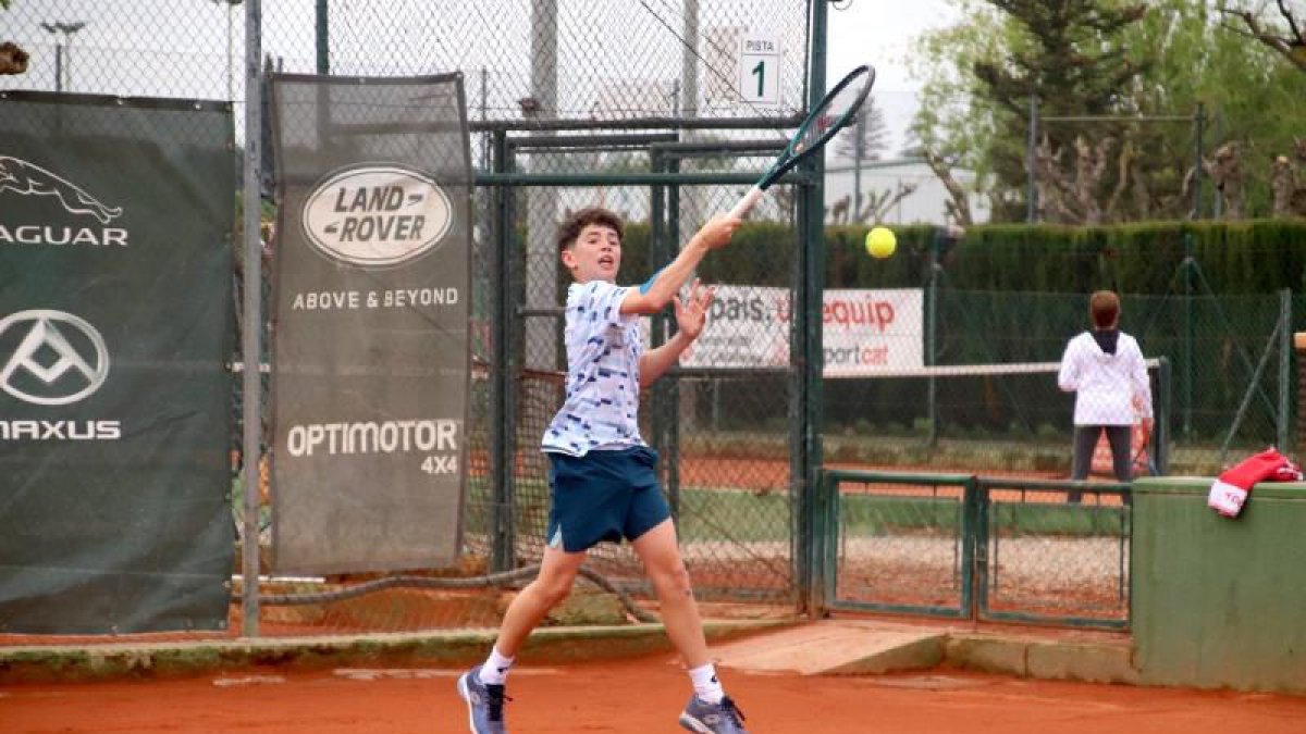 El tenista Pablo Jiménez, competint a les semifinals del Trofeu Albert Costa.