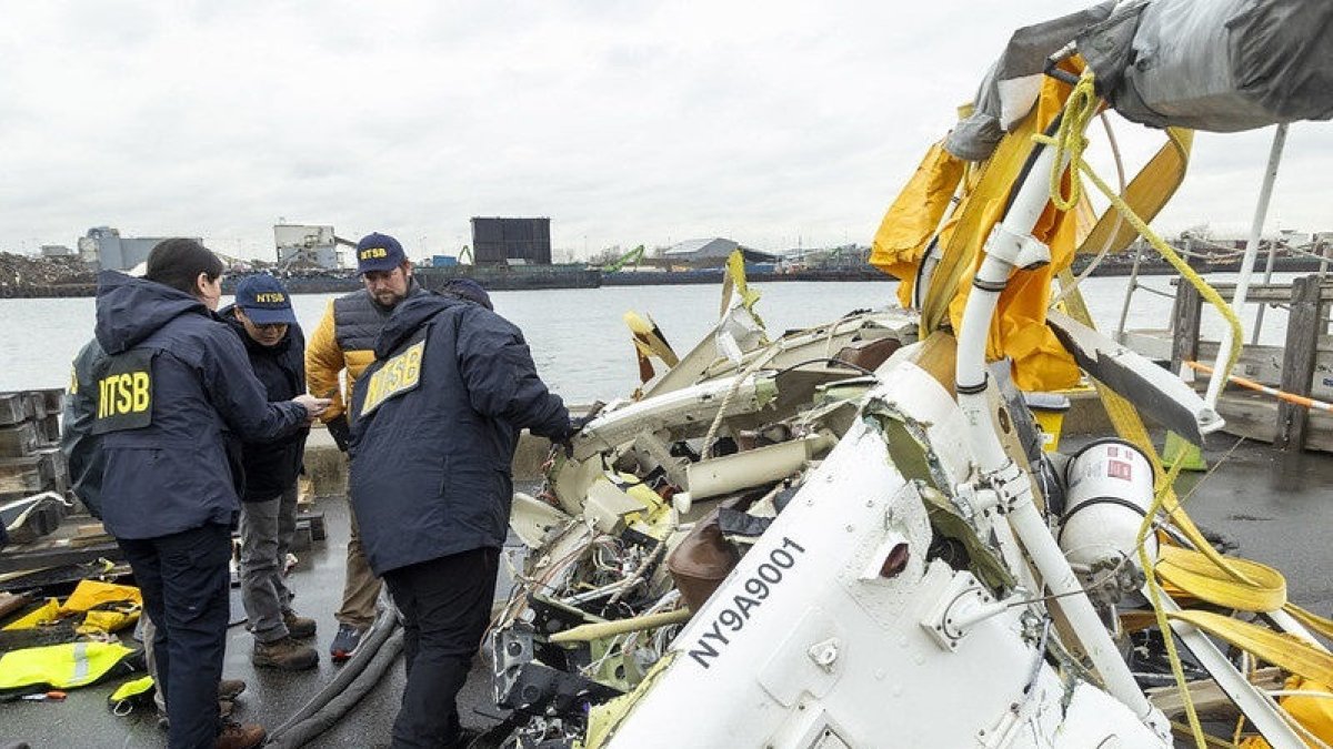 Investigadores examinan restos del helicóptero siniestrado. - EUROPA PRESS