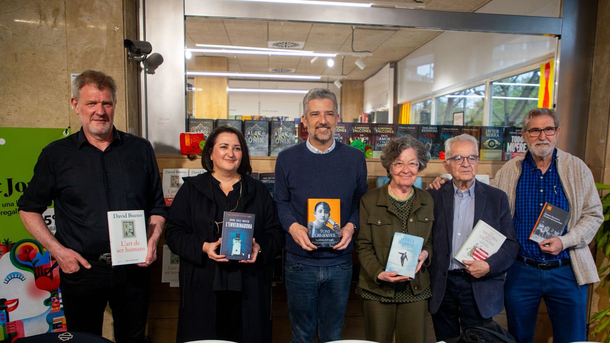 David Bueno, Anna Sàez, Toni Cruanyes, Maria Barbal, Borja de Riquer i Ramon Solsona, a l’Abacus. - GERARD HOYAS