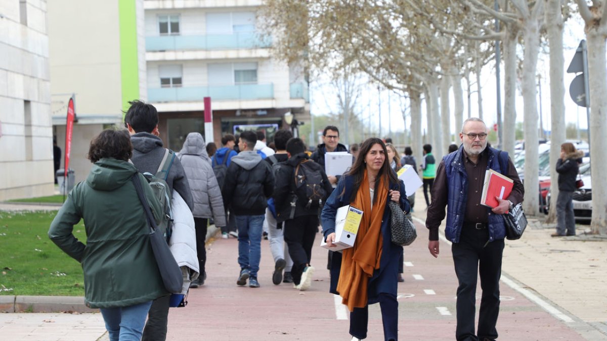 Aspirantes leridanos en las oposiciones del pasado 22 de marzo. - MAGDALENA ALTISENT