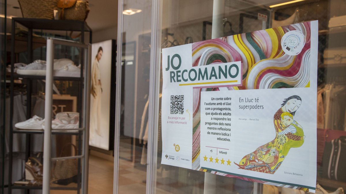 Una tienda de Tàrrega recomienda un libro en su escaparate. - LAIA PEDRÓS