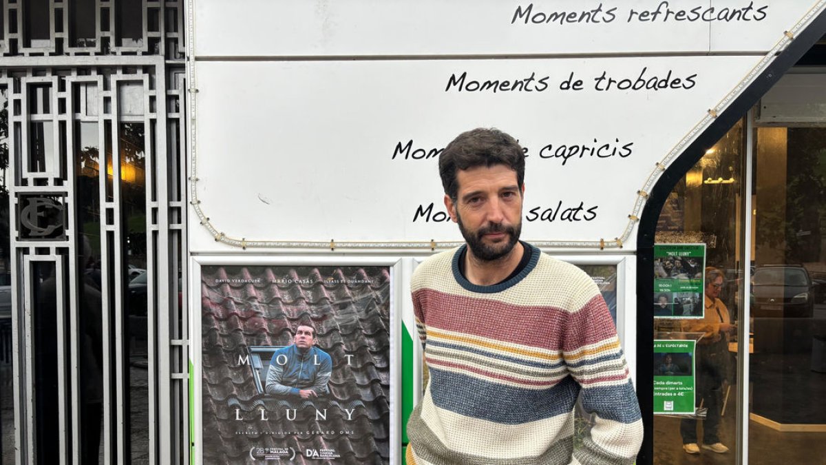 Gerard Oms, junto al cartel de ‘Molt lluny’, ayer en el Screenbox. - L.B.