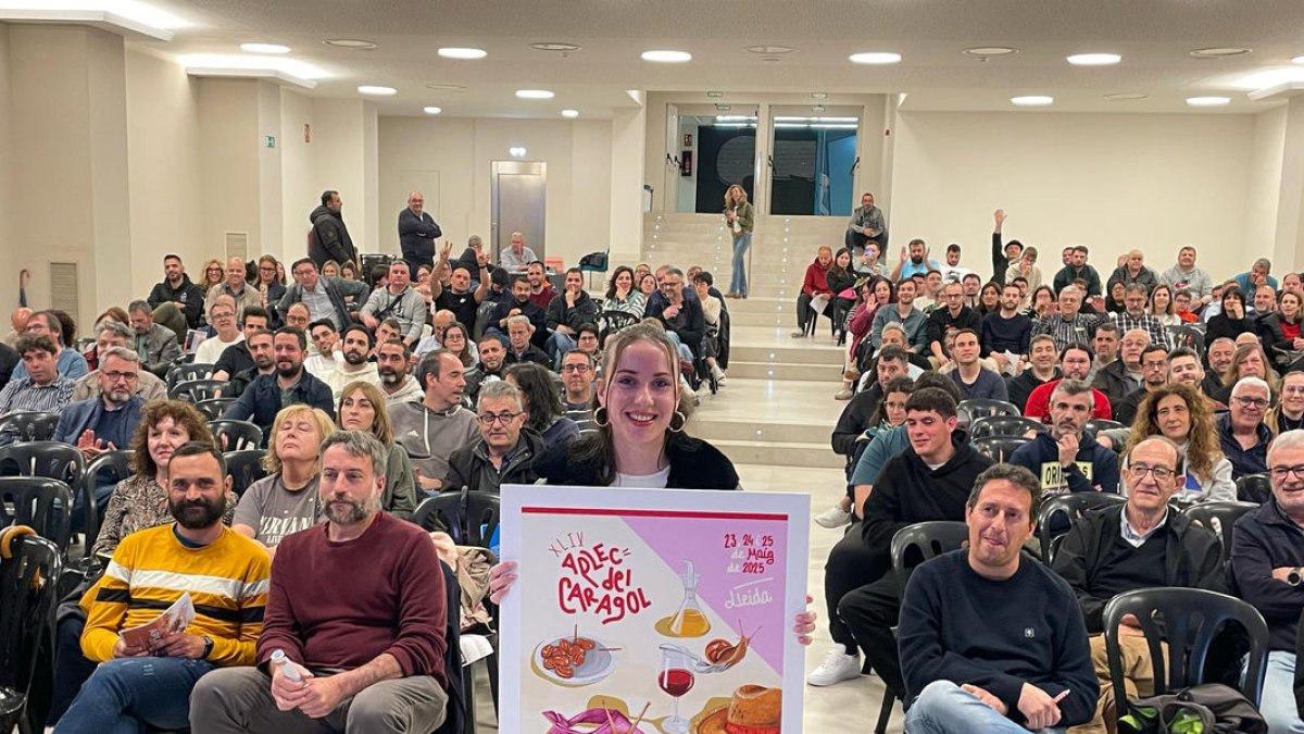 Noemí Marsal muestra su cartel que será la imagen de la 44 edición del Aplec del Caragol. - RAFA GIMENA