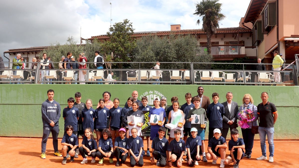 Foto de familia, ayer tras la conclusión de una nueva edición del Trofeu Albert Costa.