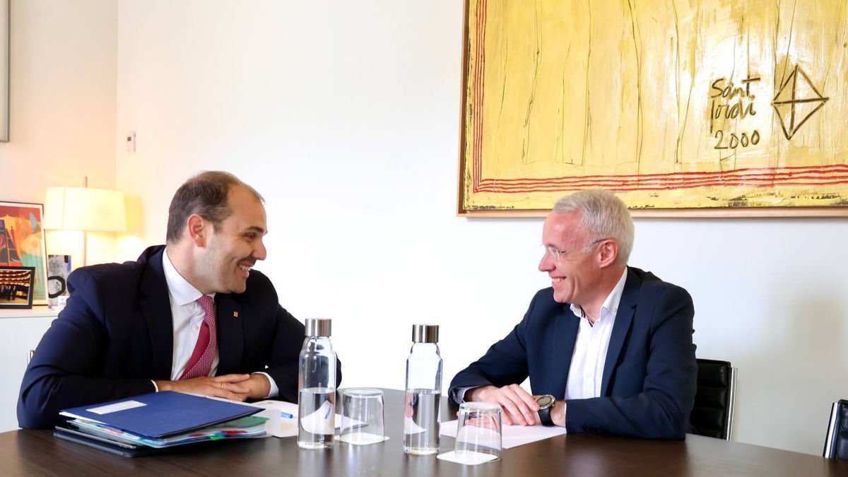 El conseller de la Presidència, Albert Dalmau, reunit amb Piñeira. - GOVERN