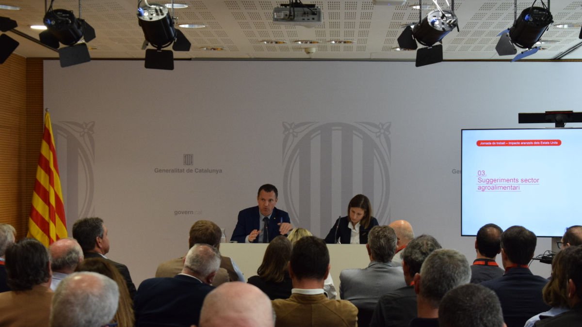 Un moment de la reunió feta ahir a Barcelona i encapçalada pel conseller Òscar Ordeig. - GENCAT