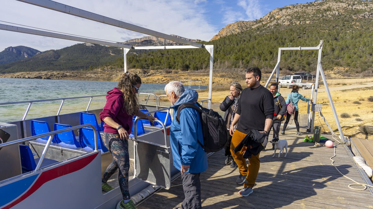 Un grup de turistes accedeix a una de les embarcacions que fan recorreguts recreatius per l’embassament de Canelles. - ENDESA