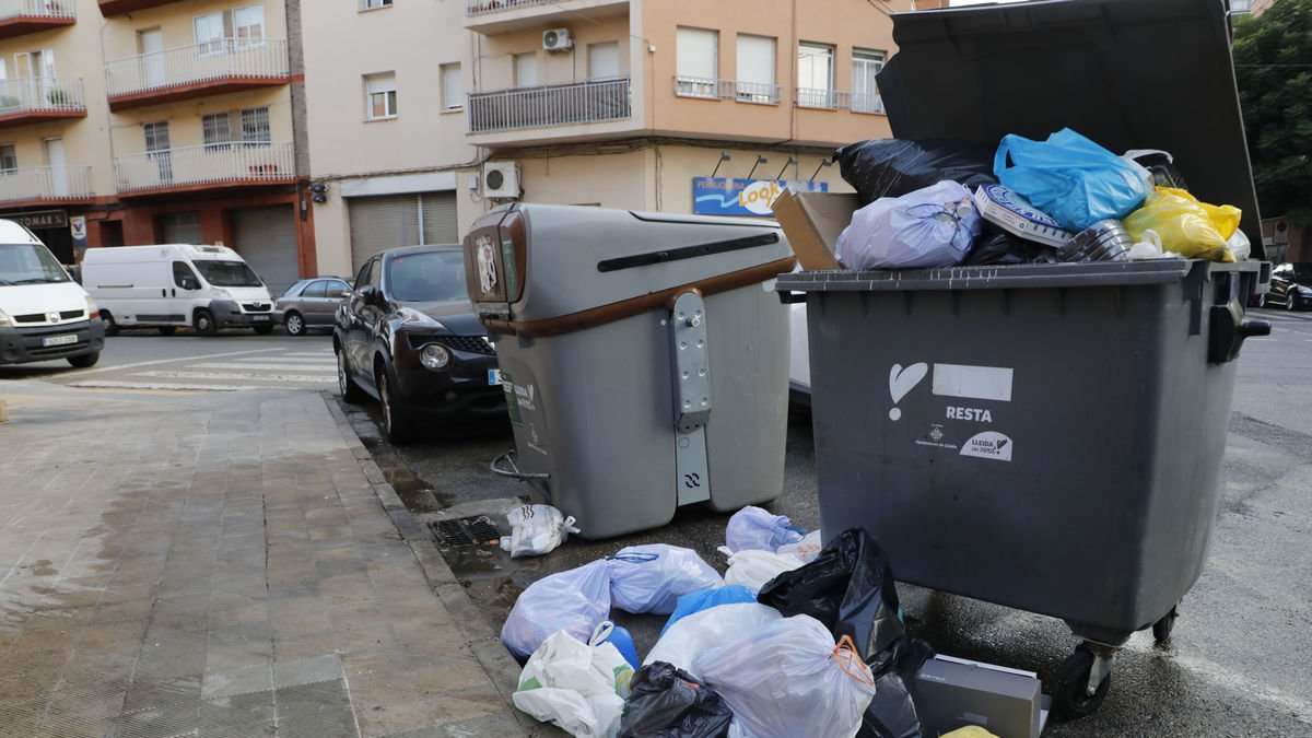 Imatge d’arxiu de bosses d’escombraries fora dels contenidors. - AMADO FORROLLA