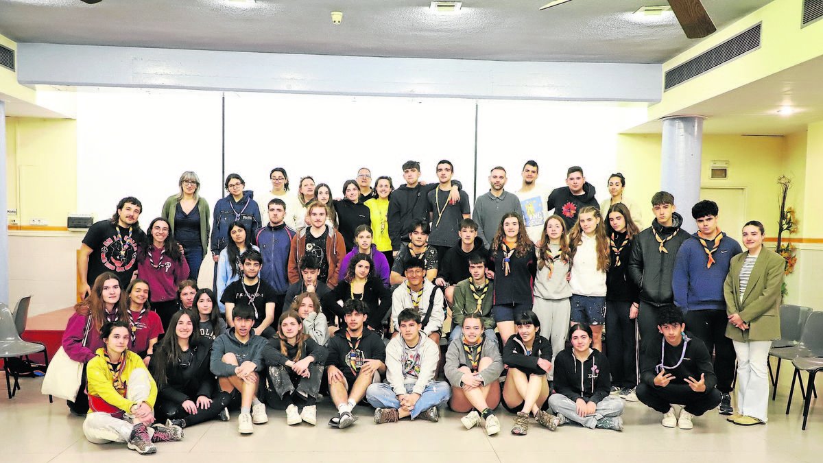 Foto de família de la trentena d’escoltes amb els seus monitors, educadors dels serveis socials i els edils Xavi Blanco i Sandra Castro. - MAGDALENA ALTISENT