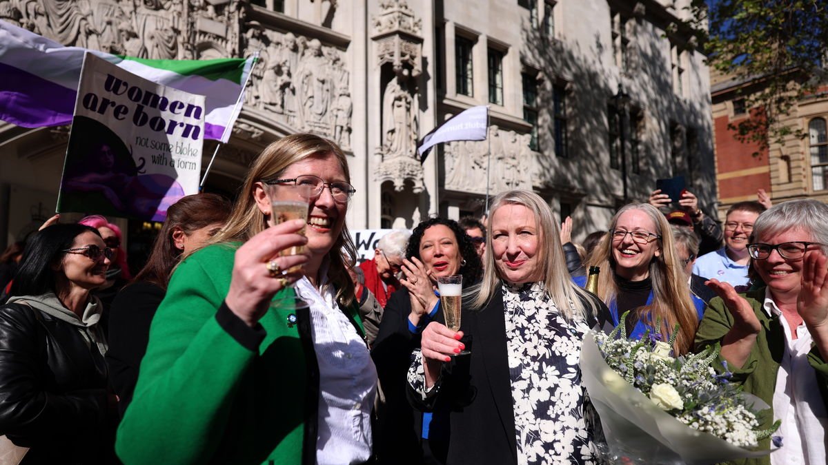 Miembros de For Women Scotland celebrando el fallo del Supremo. - EFE
