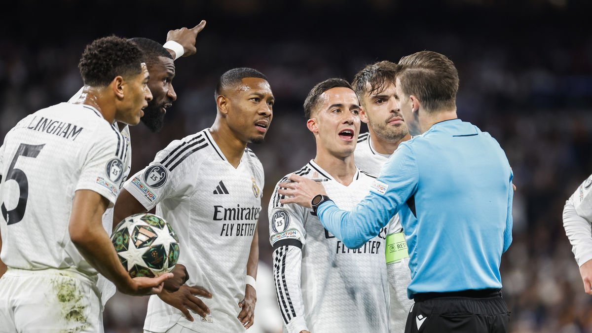 Los blancos se dedicaron más a protestar que a jugar a fútbol. - EFE