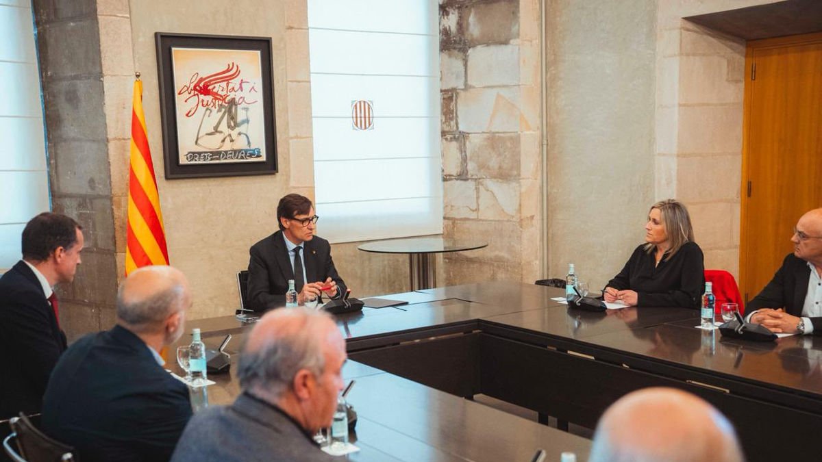 Illa es va reunir ahir amb representants del sector agroalimentari. - X/SALVADOR ILLA