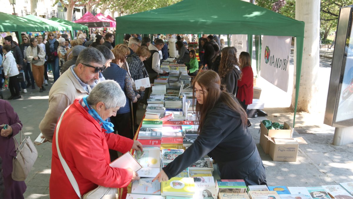Parades de llibres a Lleida una diada de Sant Jordi.