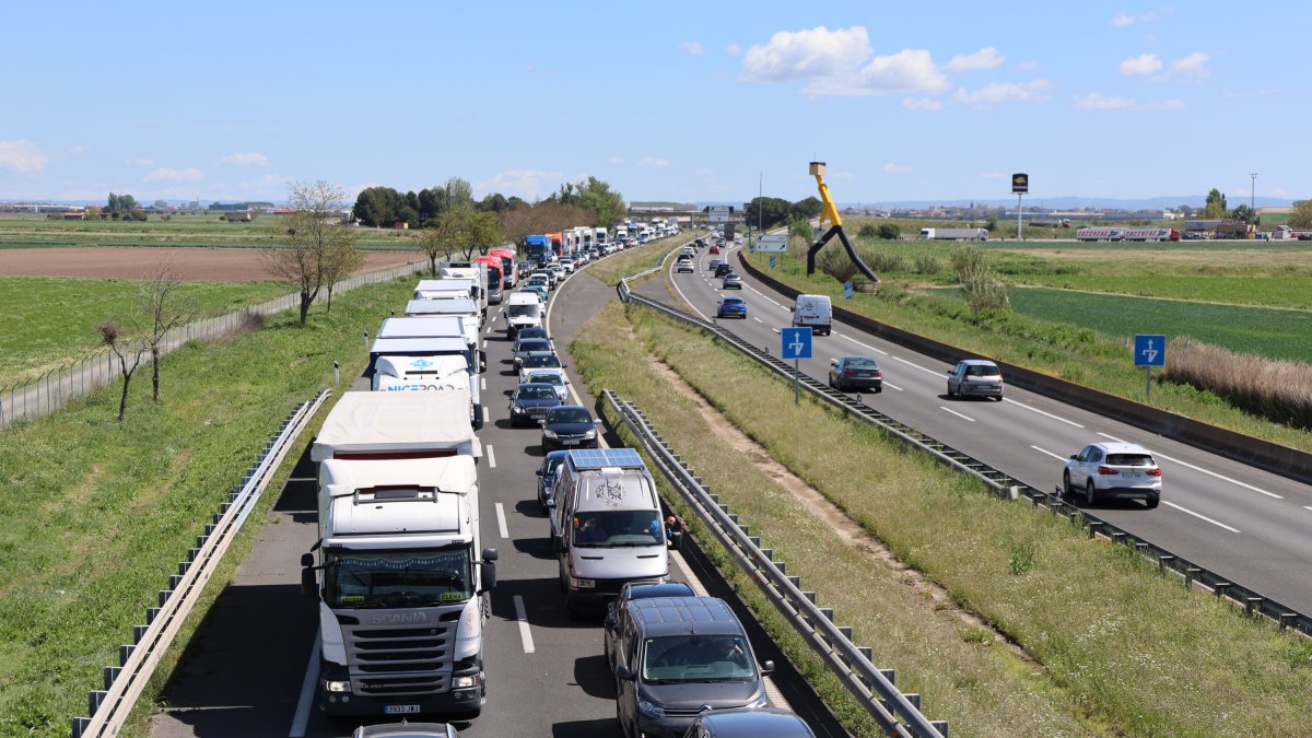 Cues per un accident aquest dijous al migdia A l’A-2 a Bell-lloc.