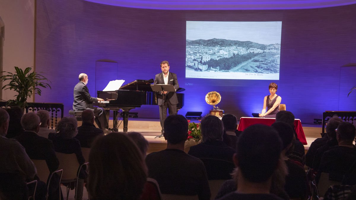 El Auditori acogió ayer ‘Enigma Garreta’ a cargo de Roger Padullés, Francisco Poyato y Paula Blanco.                El Cor de Cambra del Palau de la Música Catalana con Xavier Puig. - LAIA PEDRÓS