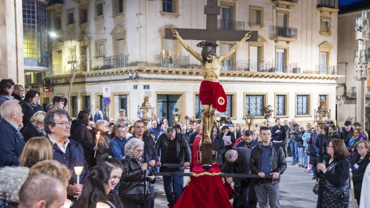El vía crucis llena el centro de Tàrrega de fieles - LAIA PEDRÓS