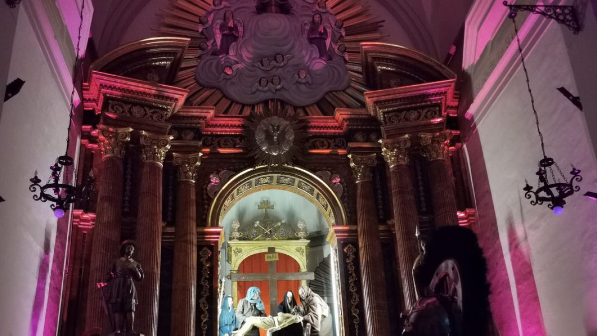 El moment en què la figura de Jesucrist és desclavada de la creu a la Granadella. - AJUNTAMEMENT DE LA GRANADELLA