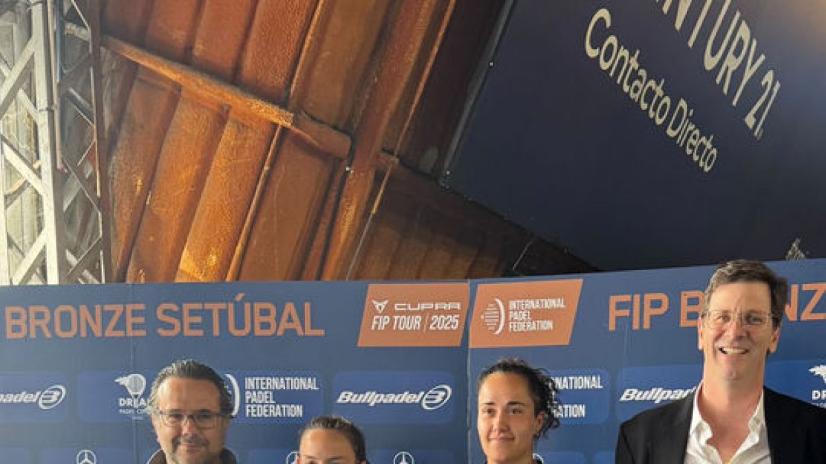 Llobera, segona per l’esquerra, en l’entrega de premis. - FIP