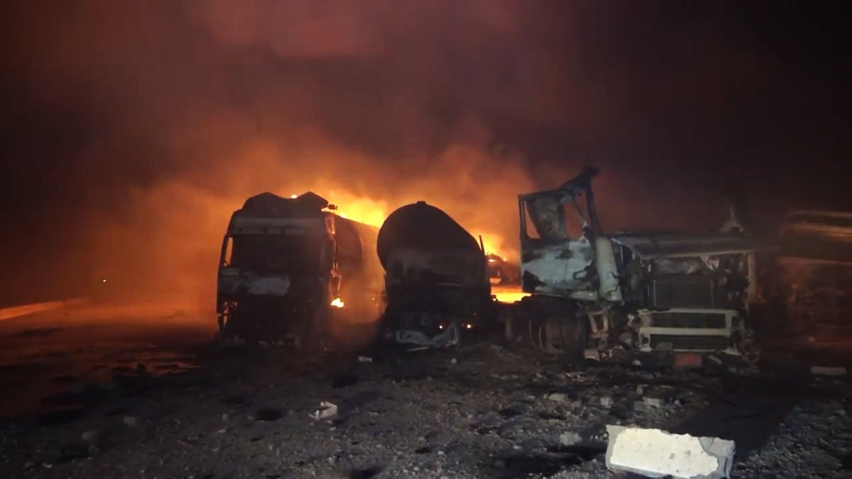 Destrosses al port de combustible de Ran Issa, al Iemen, després del bombardeig dels EUA. - EFE/AL-MASIRSAH TV