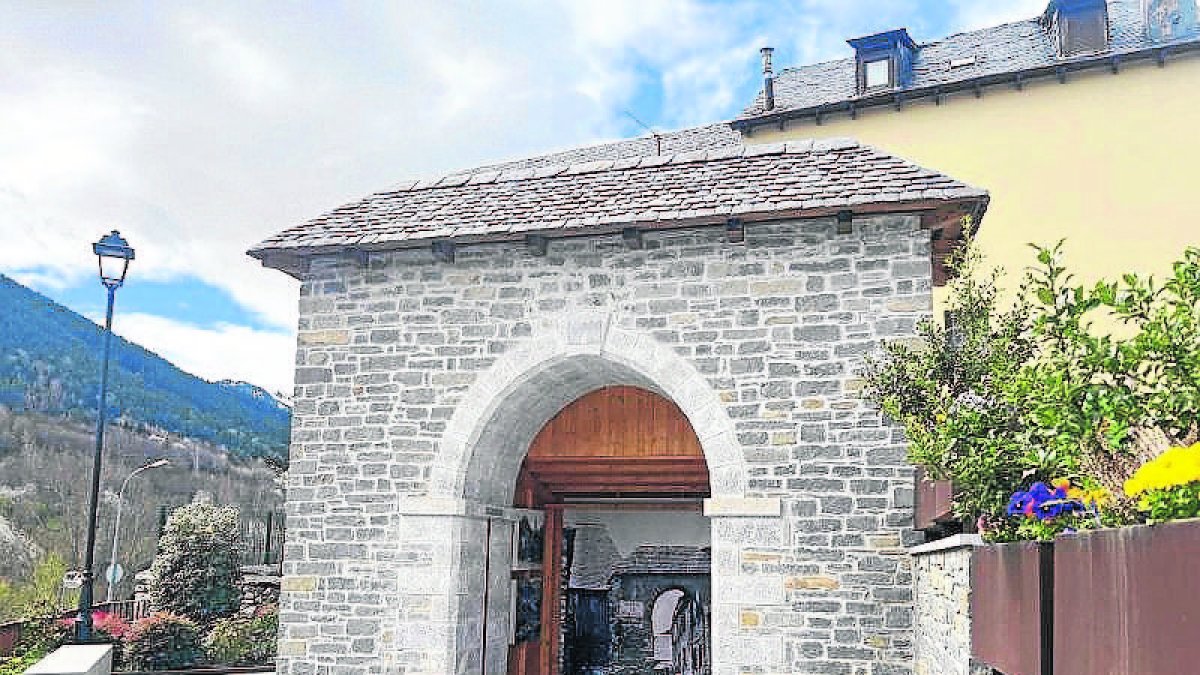 Era pòrta presidís ua plaça a pè dera carretèra C-28. - AJUNTAMENT DE NAUT ARAN