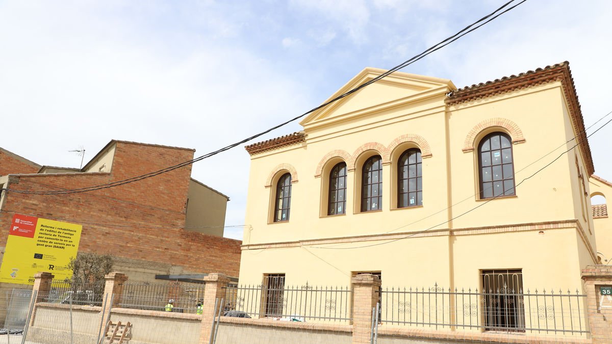 El edificio de la antigua rectoría de Térmens, que acogerá el centro de servicios para la tercera edad. - MAGDALENA ALTISENT