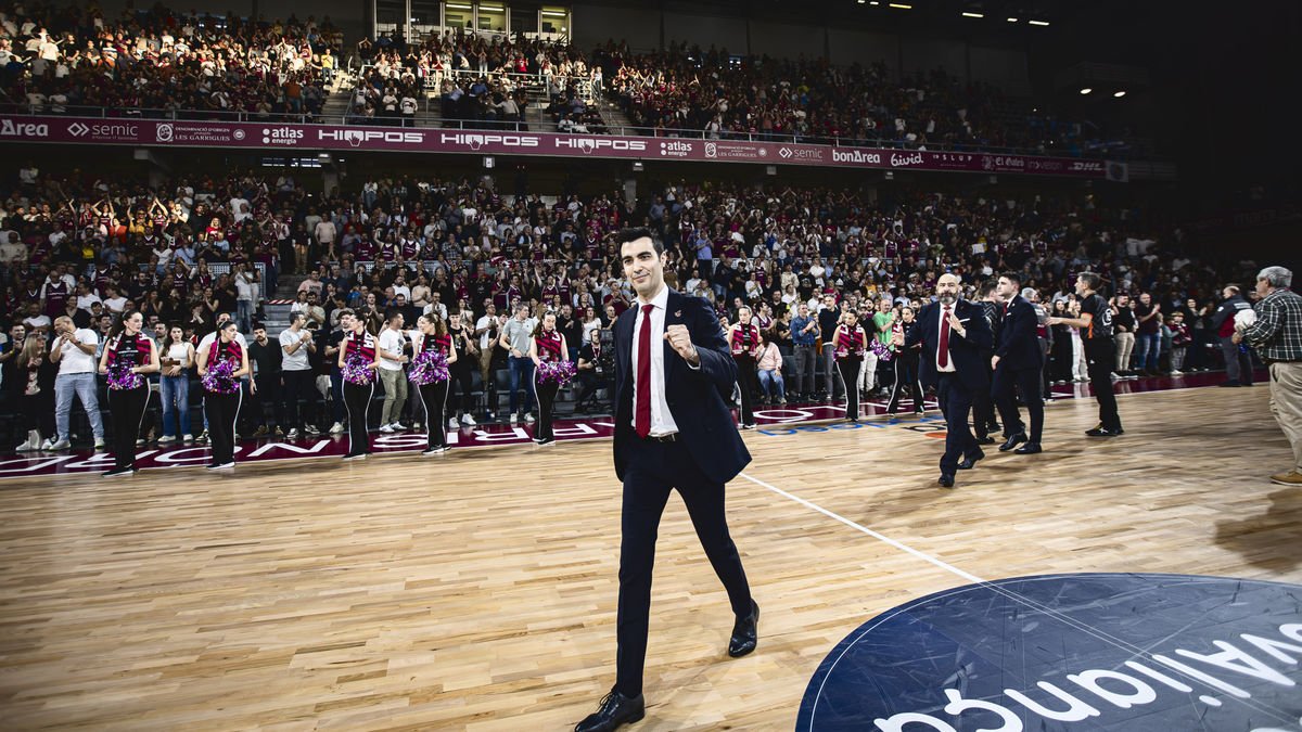 Gerard Encuentra, en finalitzar un partit al Barris Nord aquesta temporada. - JAVI ENJUANES