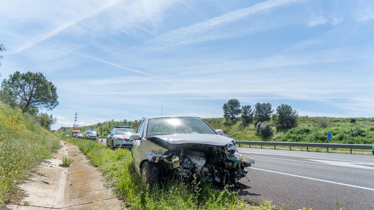 Un vehículo accidentado ayer en la A-2 a su paso por Alcoletge. - PAU PASCUAL
