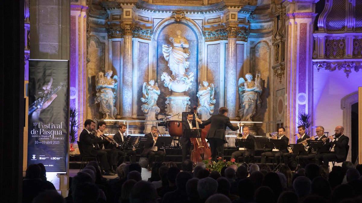 El concierto de la Cobla Sant Jordi clausuró anoche el Festival de Pasqua de Cervera. El Auditori acogió el concierto ‘El Violoncel de Garreta‘, con R. Garioud y D. Blanch. - C.MARSIÑACH
