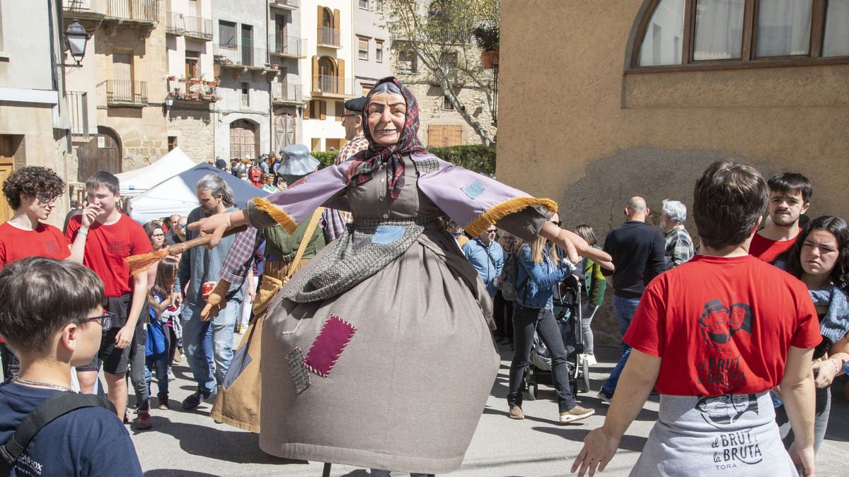 Un moment de la primera trobada de gegants infantils del Divendres Sant a Torà. - LAIA PEDRÓS