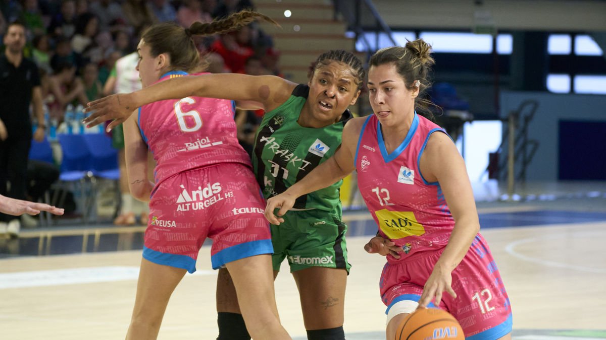 Júlia Soler, que va anotar 12 punts, bota la pilota mentre Mata fa un bloqueig a Mbaka. - ÀREA 11